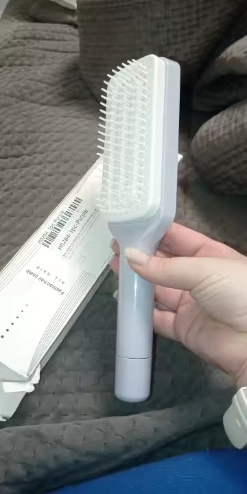 Je détestais nettoyer mes anciennes brosses, c'était toujours galère de retirer tous les cheveux à la main. Avec celle-ci, le système autonettoyant change vraiment la donne. En quelques secondes, tout est propre. C'est le détail qui fait toute la différence.